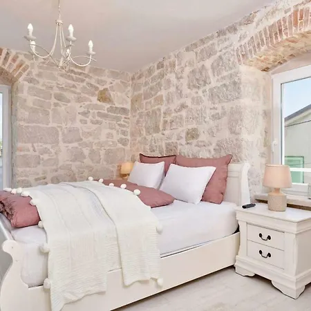 Selma Villa *
